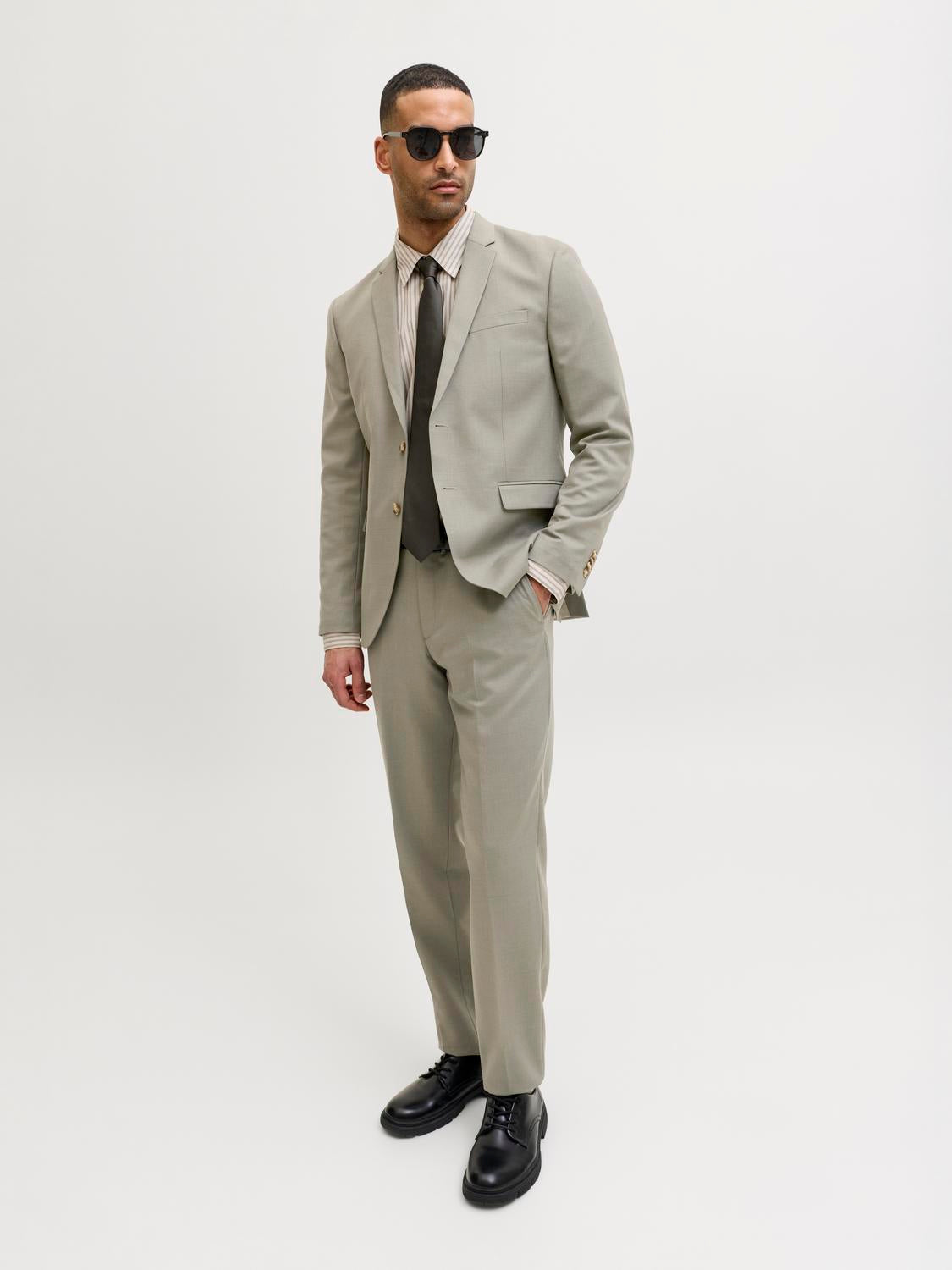 model_shot-front_full
